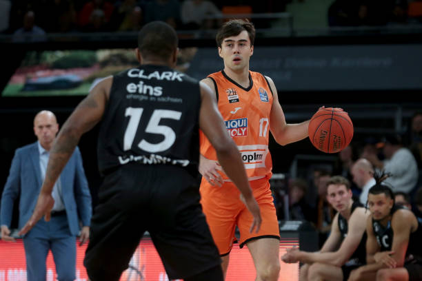 与中场形成 与中场形成